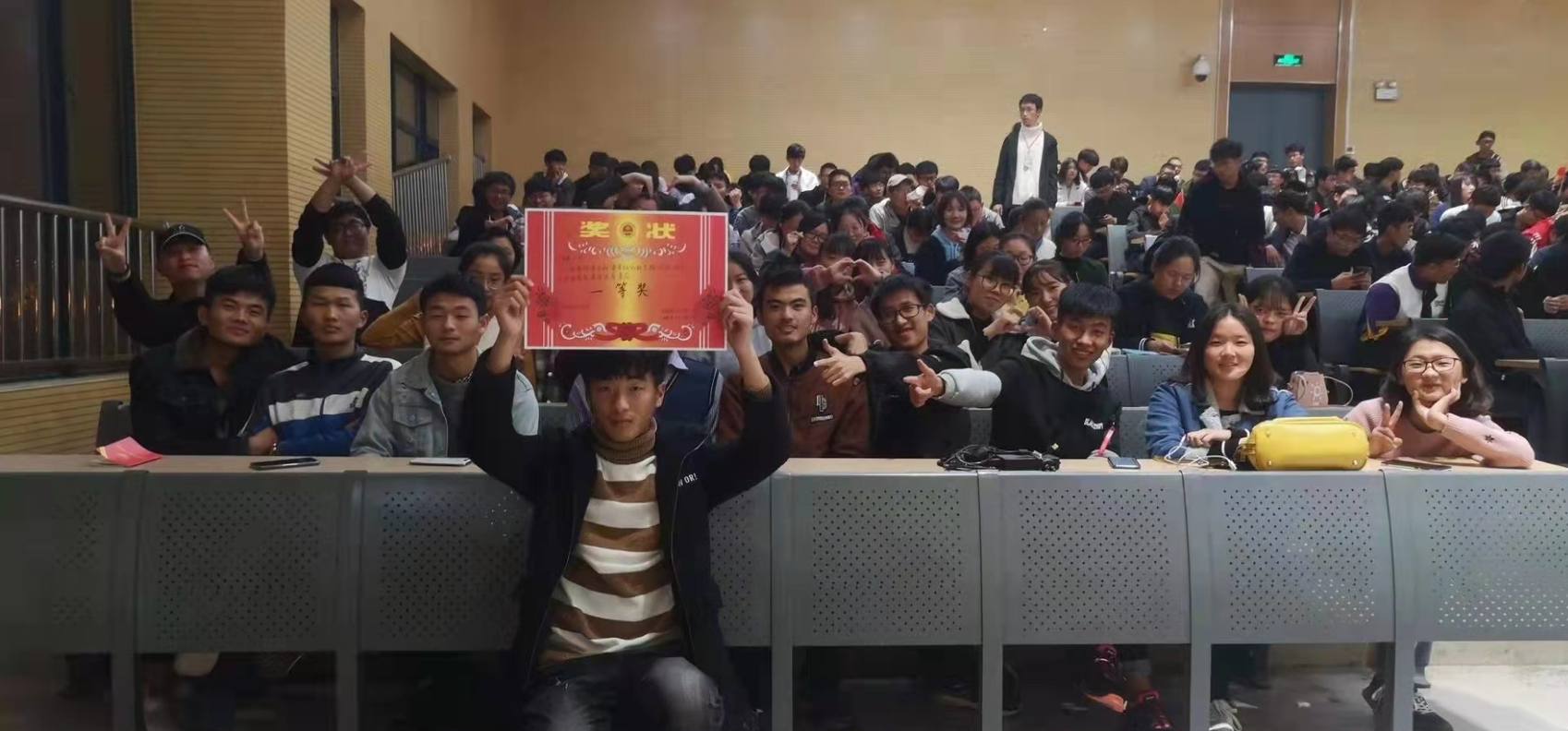 许多人在餐厅里中度可信度描述已自动生成