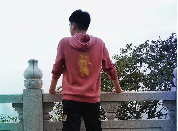 男人站在墙边中度可信度描述已自动生成