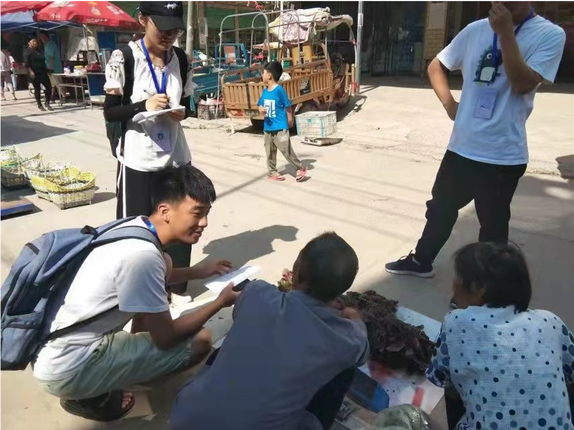 一群小孩正在玩耍中度可信度描述已自动生成